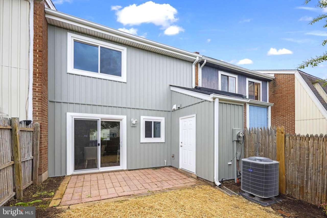 1087 Knight Ln, Herndon, VA